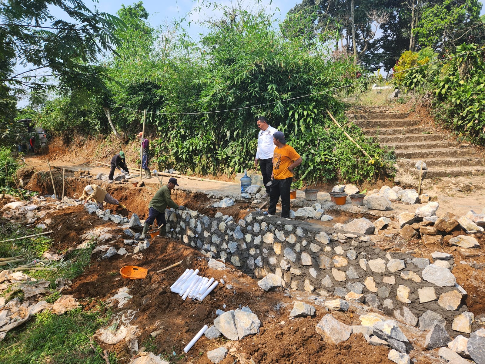 Salah satu desa di Kabupaten Bogor yakni Desa Ciadeg, Kecamatan Cigombong memfokuskan anggaran Samisade tahap pertama untuk pengaspalan jalan dan pembangun Tembok Penahan Tanah ( TPT ) / Sandika Fadilah