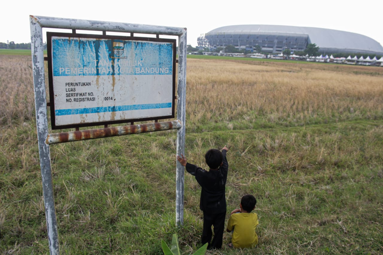 Sejumlah anak bermain di lahan Pemkot Bandung yang direncanakan akan menjadi Tempat Pembuangan Sementara (TPS) Sementara, di Kelurahan Rancanumpang, Kecamatan Gedebage, Kota Bandung, Kamis (7/9/2023).