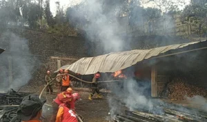 Diduga Akibat Puntung Rokok, Tokok Material di Baros Kota Sukabumi Terbakar