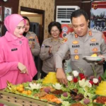 Kapolres Cirebon Kota AKBP Rano saat memotong tumpeng. (Dok Humas Polres Ciko)