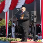 Ketua DPRD Kota Bogor, Atang Trisnanto saat membacakan teks Proklamasi pada peringatan HUT RI ke-78 di Lapangan Sempur, Kota Bogor, Kamis (17/8). (Foto: Humpro DPRD Kota Bogor)