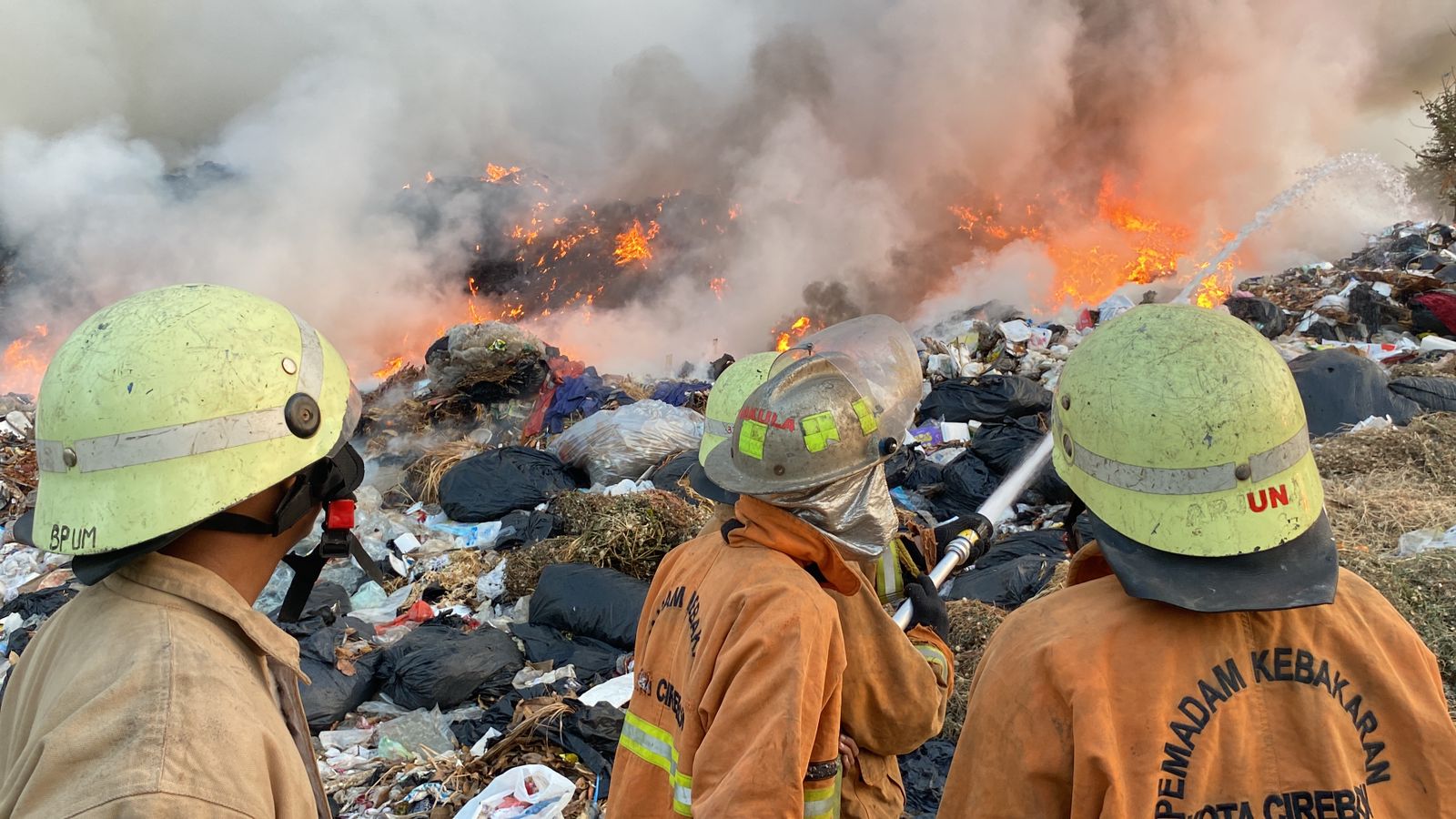 Bakaran Sampah Jadi Penyebab TPA Kopi Luhur Kota Cirebon