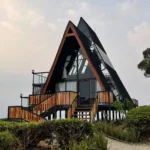 Nimo Tea Resort ini merupakan sebuah kabin yang berbentuk seperti segitiga dengan ukuran yang lebih besar serta kabin yang didominasi oleh bahan kayu dan kaca / Istimewa