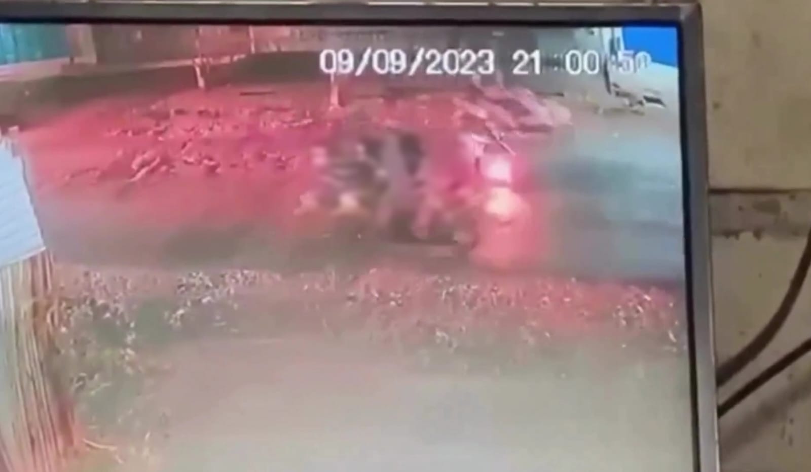 Penampakan pelaku pemukulan menggunakan tongkat baseball di Rancaekek, Kabupaten Bandung melalui rekaman CCTV.