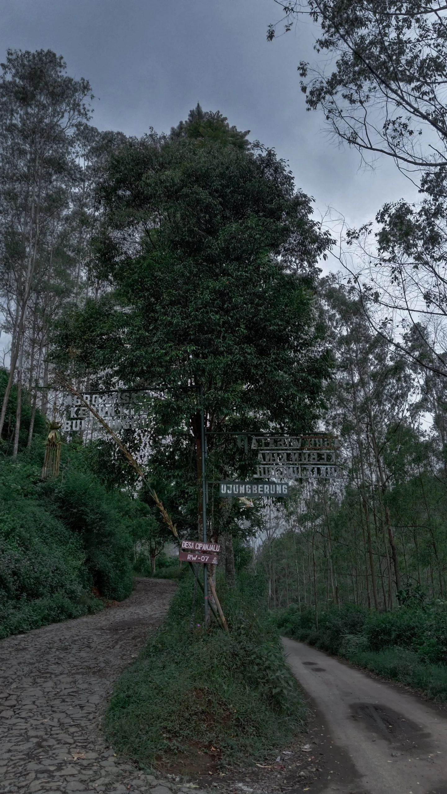 Kondisi Jalan Desa Cipanjalu di Cilengkrang, Kabupaten Bandung yang belum mulus menyeluruh.