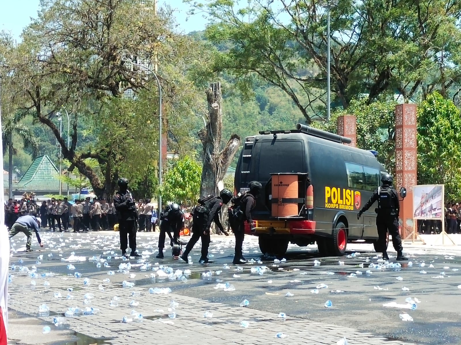 Tim Unit Gen Gegana Polda Jabar saat melakukan penanganan bom, Rabu 13 September 2023.(Jabar Ekspres / Dedi Suhandi)