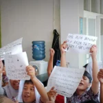 Para Siswa-siswi SDN 1 Cibeureum, Kota Bogor dan perwakilan orangtua saat melakukan aksi unjuk rasa menolak pemecatan guru honorer, Mohamad Reza Ernanda.