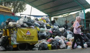 Ilustrasi: Penumpukan sampah di salah satu TPS di Kota Bandung.