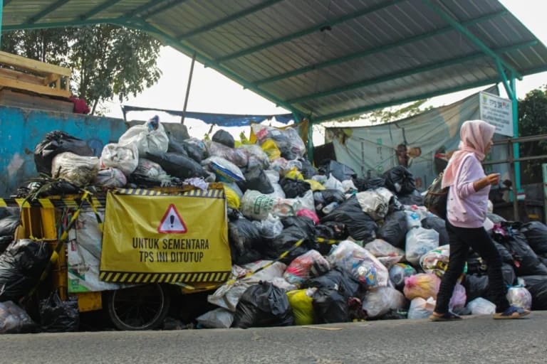 Ilustrasi: Penumpukan sampah di salah satu TPS di Kota Bandung.