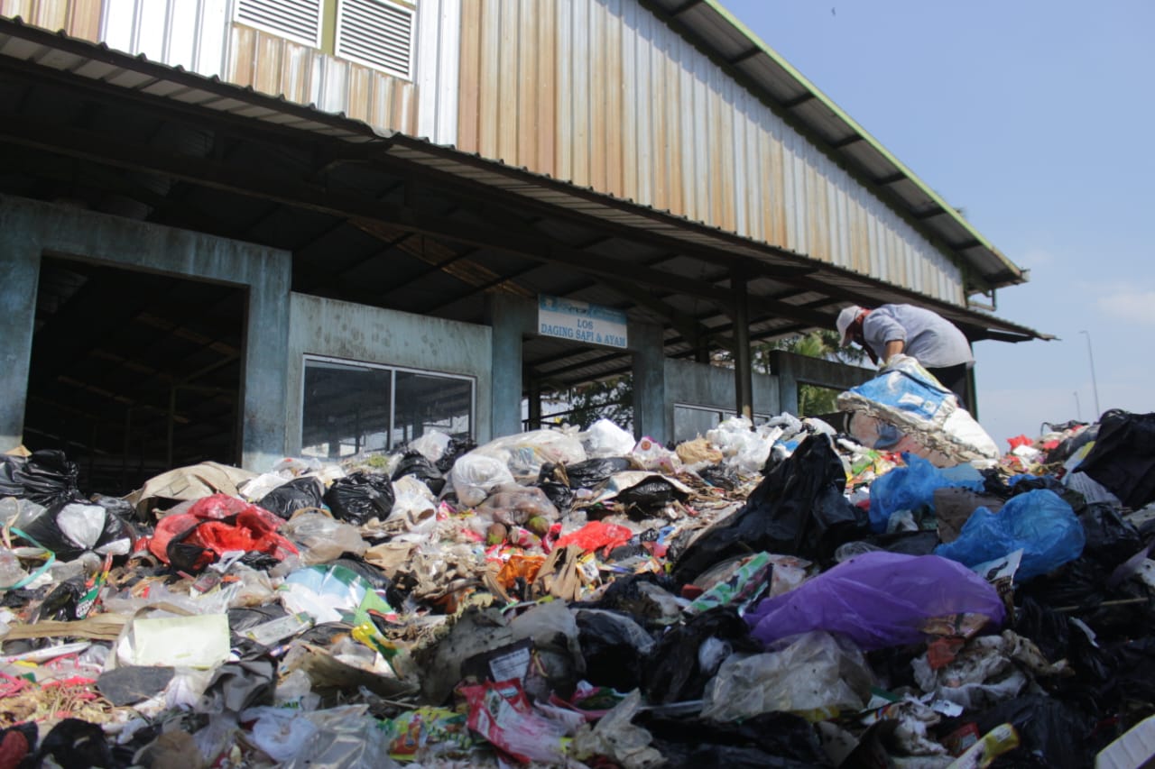 Penampakan sampah yang menggunung di Pasar Sehat Cileunyi, Kabupaten Bandung.