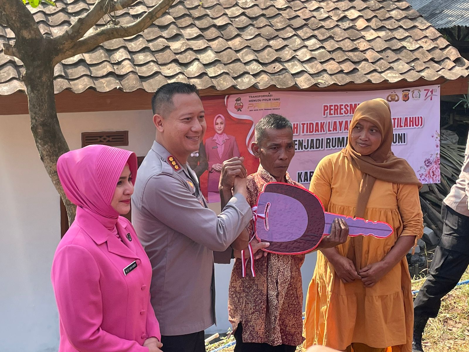 Polresta Bandung Bantu Masyarakat Perbaikan Rumah Tidak Layak Huni di Kecamatan Banjaran. Foto Agi Jabar Ekspres