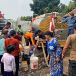 BPBD Kota Bogor saat mendistribusikan air bersih dilingkungan warga Kampung Muara, Kelurahan Sindang Rasa Kecamatan Bogor Timur.