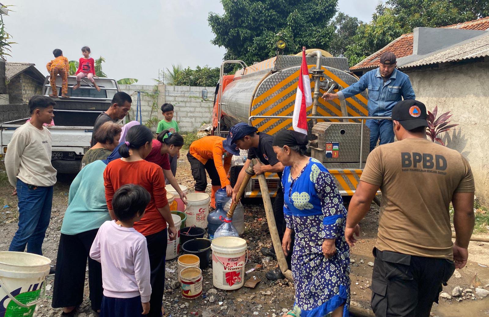 BPBD Kota Bogor saat mendistribusikan air bersih dilingkungan warga Kampung Muara, Kelurahan Sindang Rasa Kecamatan Bogor Timur.