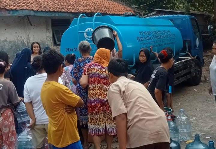 Sejumlah warga saat menerima bantuan air bersih dari Perumda Tirta Pakuan Kota Bogor.