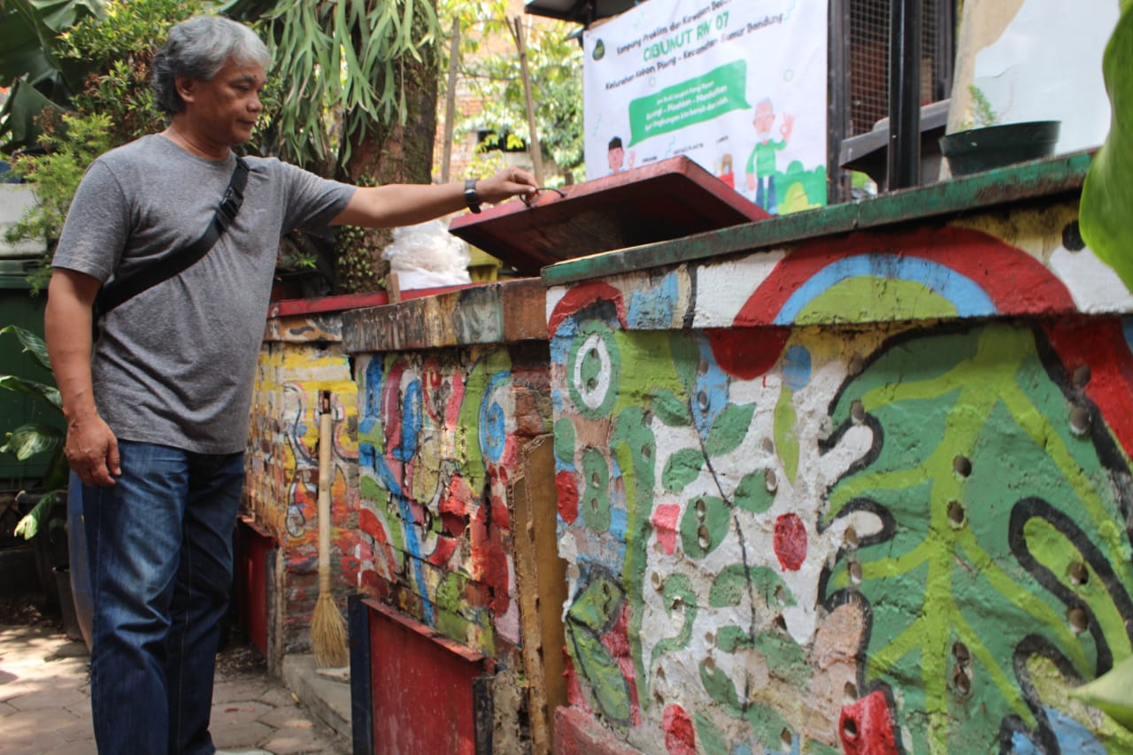 BERSIH : Ketua RW Kampung Cibunut, Herman, saat melihat sampah organik yang diolah dalam Bata Trawang, Sabtu (16/9)
