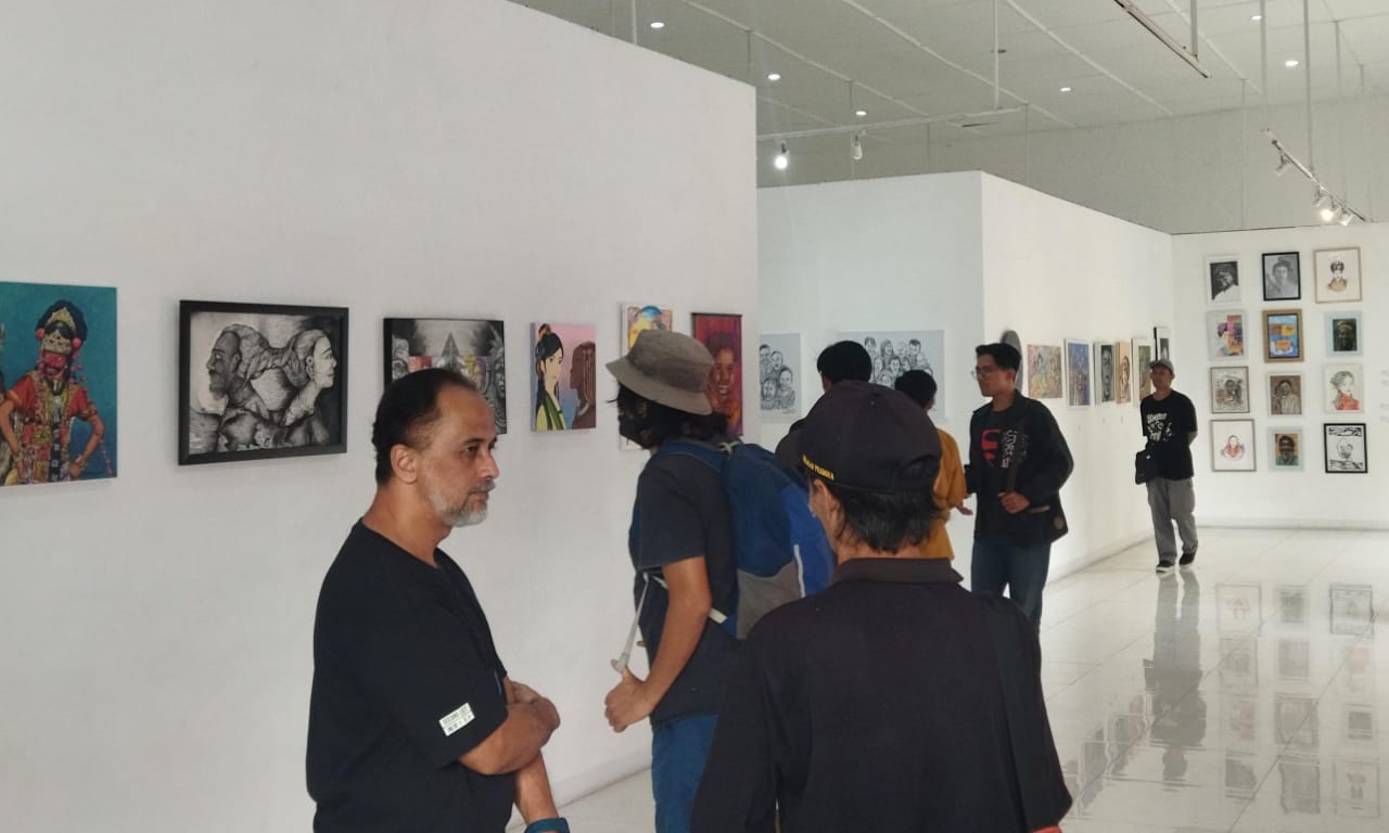 Para pengunjung tengah memerhatikan ratusan karya di pameran Artsiafrica #2, di Galeri Pusat Kebudayaan (GPK), Jl Naripan, Kota Bandung, pada Minggu (17/9). (Muhamad Nizar/Jabarekspres)