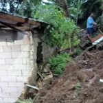 Akibat Hujan Deras, Satu Rumah Warga di Cijeruk Bogor Rusak Terkena Longsor 