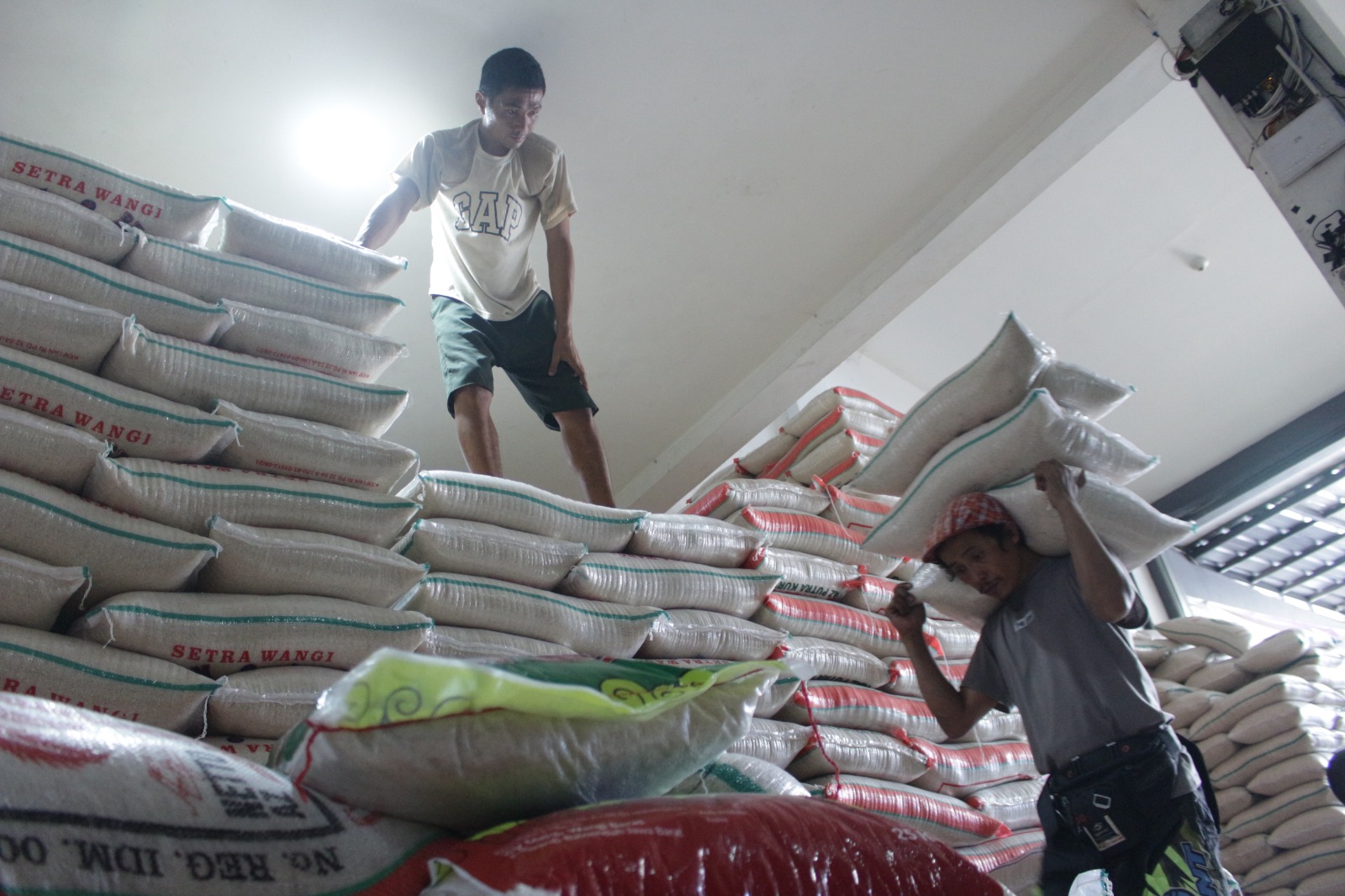 Ist. Siapkan 21 ribu ton beras, bulog Bandung akan salurkan bantuan selama 3 bulan kedepan kepada masyarakat. Foto. Pandu Muslim Jabar Ekspres.