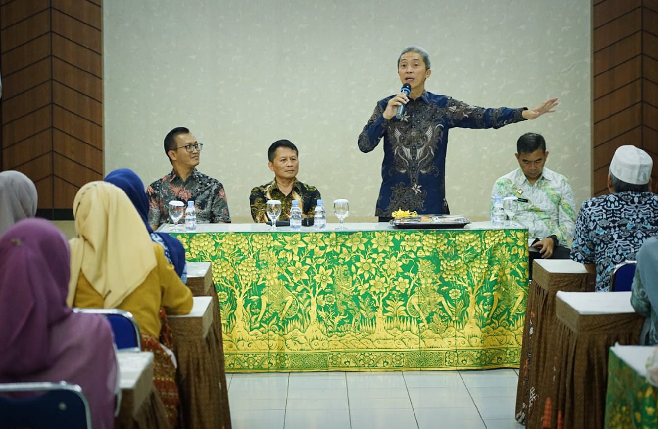 Wakil Wali Kota Bogor, Dedie A. Rachim saat melakukan sosialisasi anti pungli di SMP Negeri 1 Kota Bogor. (Yudha Prananda / Jabar Ekspres)