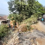Caption: Kecelakaan Lalulintas Truk Tronton bermuatan Batubara Mengalami Kecelakaan di Jalan Sumedang - Bandung, Rabu 20 September 2023.(Je/dedi suhandi)