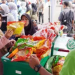 Ratusan masyarakat antusias berbelanja kebutuhan pangan disejumlah stand di GPM yang disediakan Pemkot Bogor. (Yudha Prananda / Jabar Ekspres)