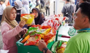 Ratusan masyarakat antusias berbelanja kebutuhan pangan disejumlah stand di GPM yang disediakan Pemkot Bogor. (Yudha Prananda / Jabar Ekspres)