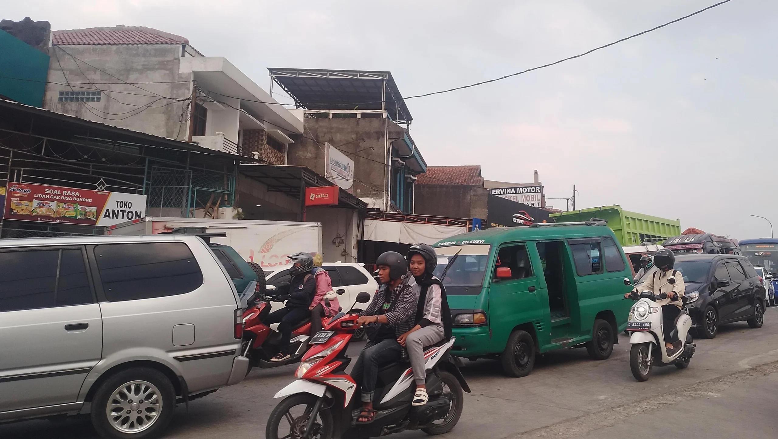 Kemacetan di ruas Jalan Raya Cileunyi dekat Exit Tol Cileunyi, Kabupaten Bandung. (Yanuar/Jabar Ekspres)