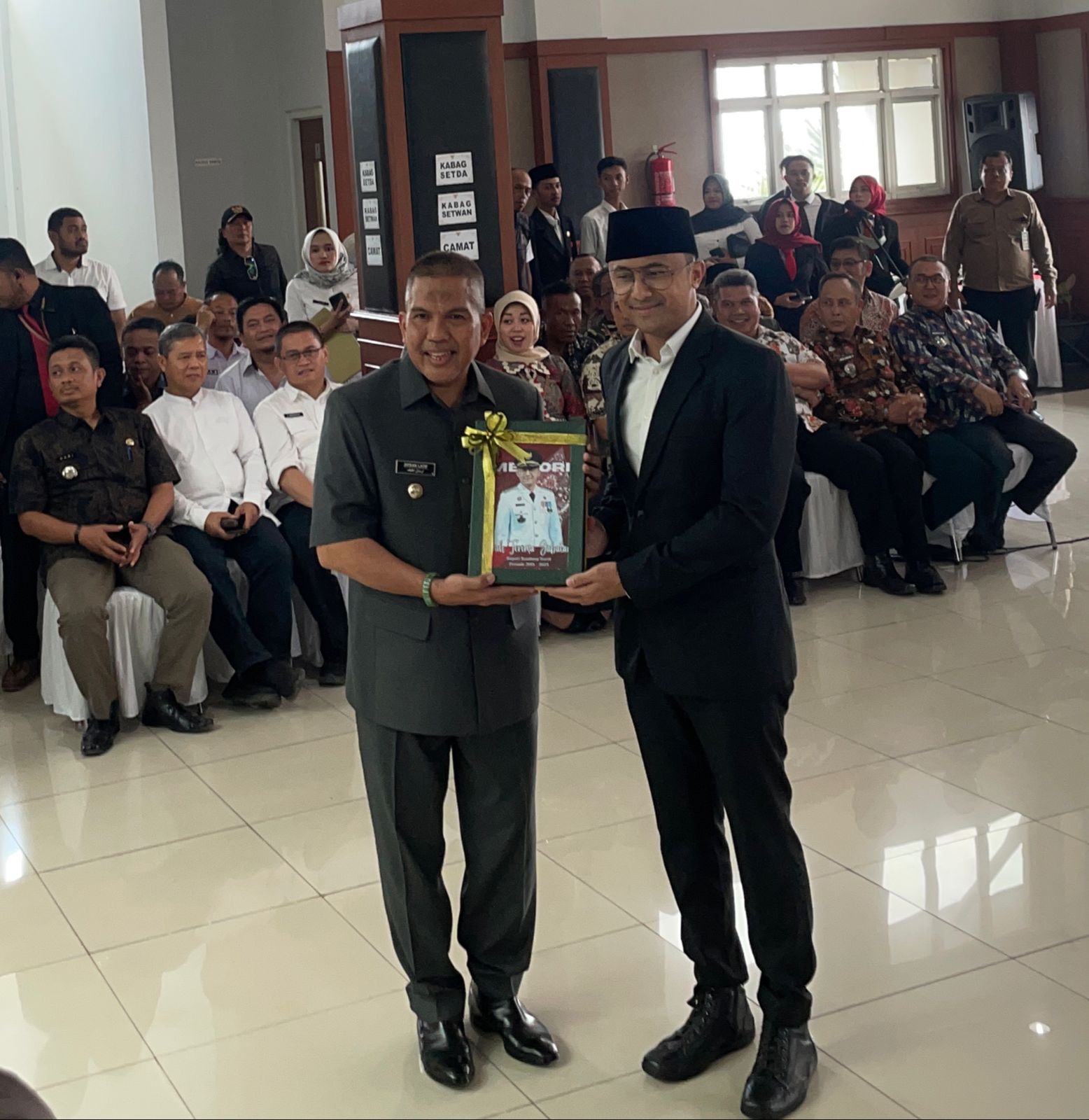 Hengky Kurniawan saat menyerahkan jabatan sebagai Bupati Bandung Barat kepada Arsan Latif. Rabu (20/9). Foto Jabarekspres