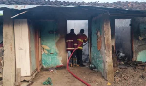 Anggota pemadam kebakaran sedang melakukan pendinginan pada bangunan yang terbakar di Desa Mertapada Kulon, Kabupaten Cirebon.