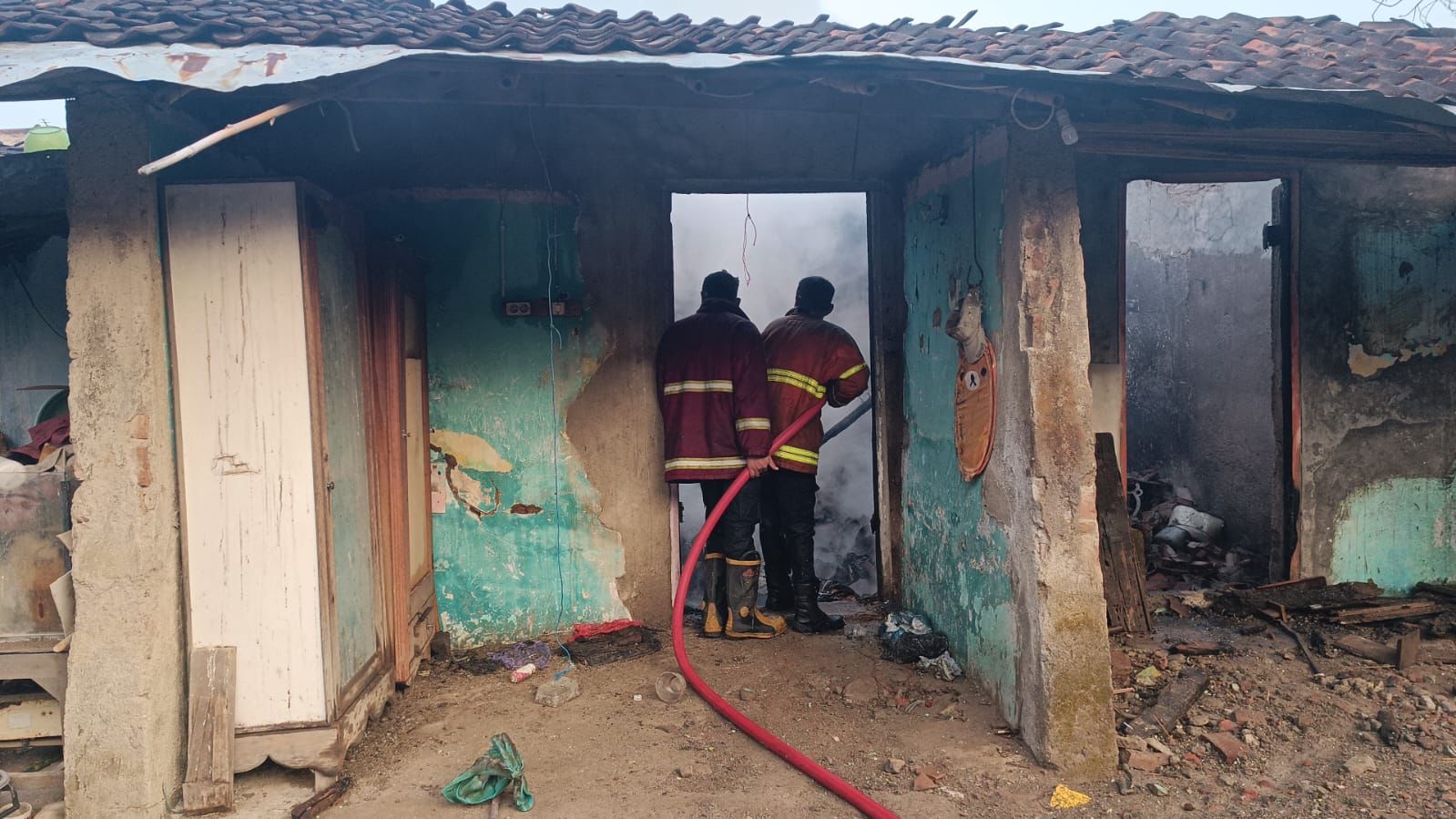 Anggota pemadam kebakaran sedang melakukan pendinginan pada bangunan yang terbakar di Desa Mertapada Kulon, Kabupaten Cirebon.