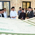 Jokowi Terima Mushaf Al-Quran yang Ditulis Tangan Tim Ahli Unsiq