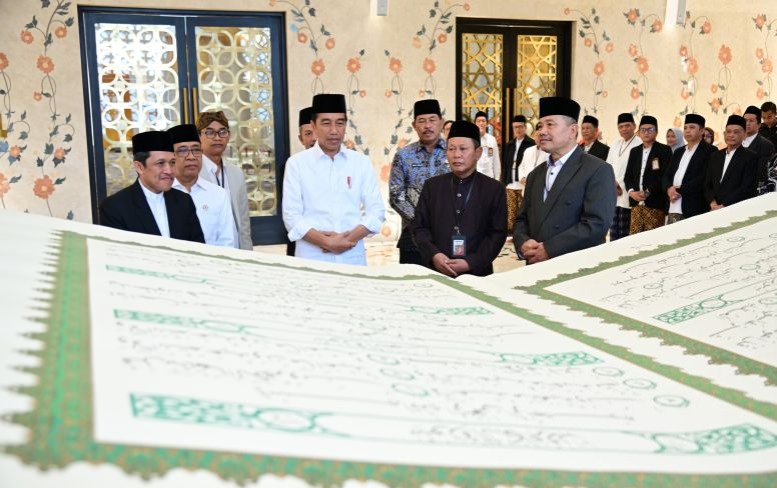 Jokowi Terima Mushaf Al-Quran yang Ditulis Tangan Tim Ahli Unsiq
