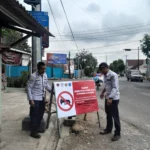Petugas Dishub Kota Banjar memasang papan bertuliskan larangan membunyikan klakson telolet bagi bus yang melintas di seluruh area Kota Banjar, Kamis (21/9).