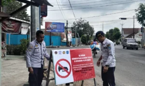 Petugas Dishub Kota Banjar memasang papan bertuliskan larangan membunyikan klakson telolet bagi bus yang melintas di seluruh area Kota Banjar, Kamis (21/9).