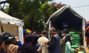 Kondisi operasi pasar beras medium hari kedua, di Kecamatan Kiaracondong, Kota Bandung, pada Kamis (21/9). (Muhamad Nizar/Jabarekspres)