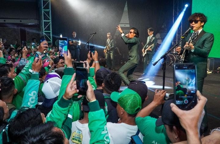 Aksi panggung The Changcuters saat meramaikan acara HAJATAN Grab dengan menyumbang beberapa tembang hitsnya saat menghibur para Mitra Grab yang hadir meluangkan waktu sejenak di Graha Manggala Siliwangi, Bandung, Rabu, (20/9). 