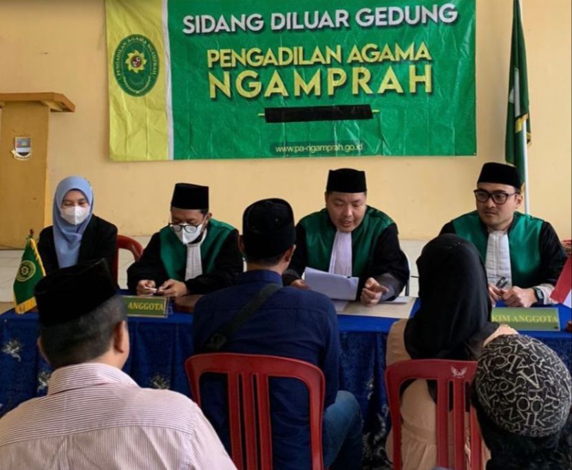 PA Ngamprah, Kabupaten Bandung Barat saat melangsungkan sidang diluar gedung. Jumat (22/9). Foto Humas PA Ngamprah