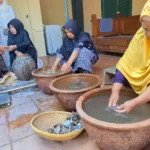 Proses membuat 'Bekaseman' di Keraton Kasepuhan, Kota Cirebon.
