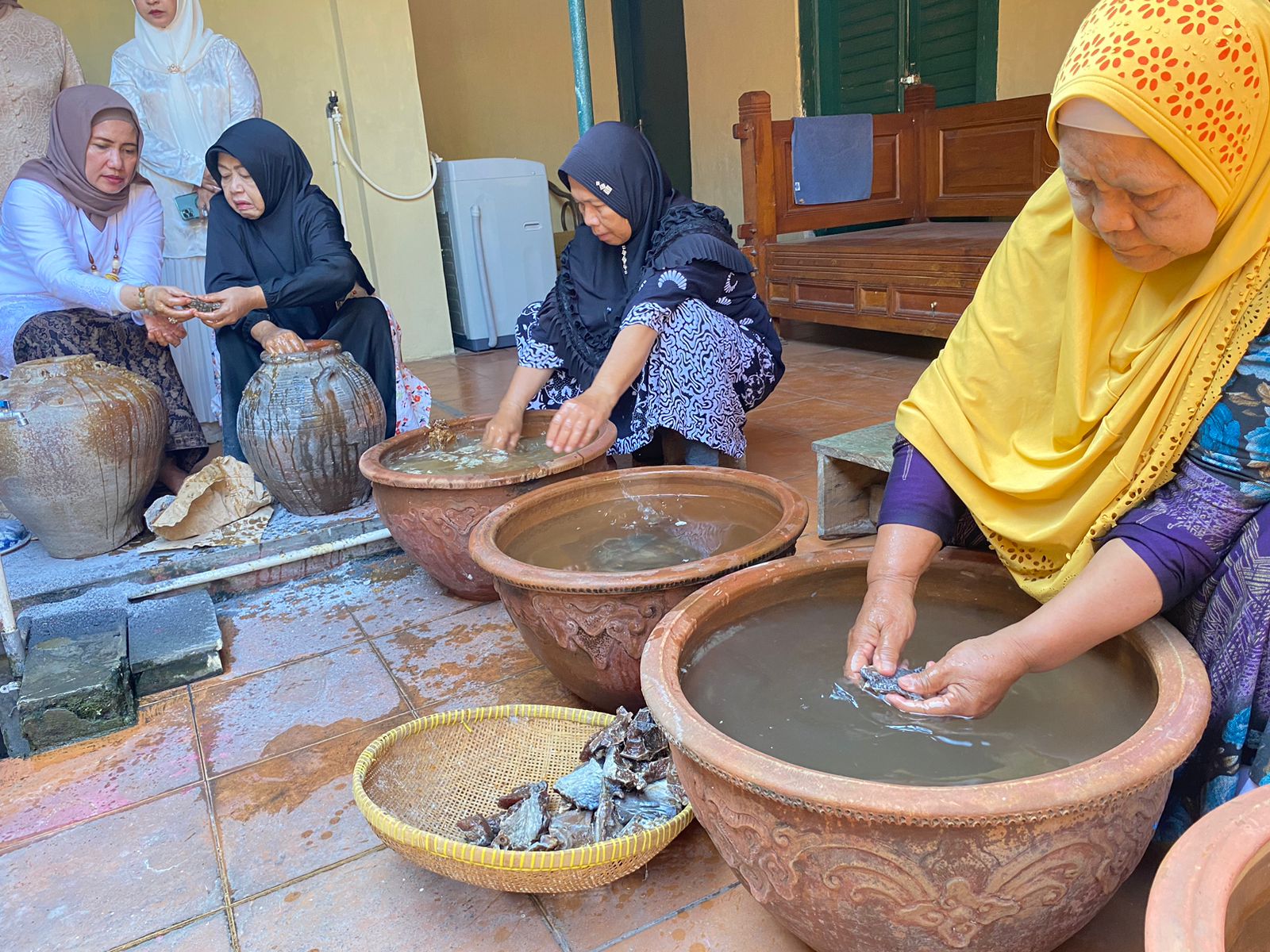 Proses membuat 'Bekaseman' di Keraton Kasepuhan, Kota Cirebon.