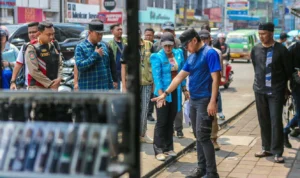 Wali Kota Bogor, Bima Arya saat melakukan sidak ke sejumlah proyek pembangunan pedestrian di Kota Bogor.