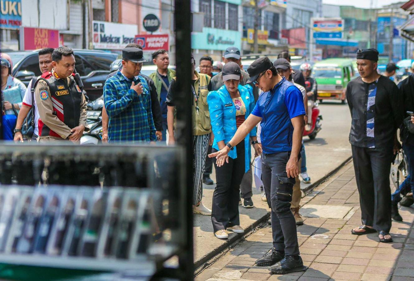 Wali Kota Bogor, Bima Arya saat melakukan sidak ke sejumlah proyek pembangunan pedestrian di Kota Bogor.