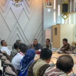 Pj Bupati Bandung Barat, Arsan Latif saat melangsungkan rapat koordinasi internal dengan OPD KBB. Jumat (22/9).