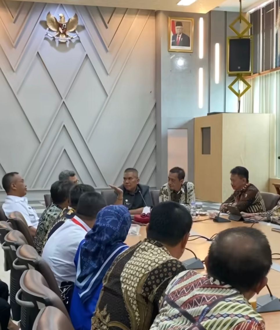 Pj Bupati Bandung Barat, Arsan Latif saat melangsungkan rapat koordinasi internal dengan OPD KBB. Jumat (22/9).