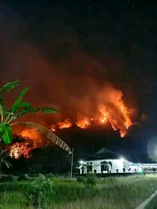 Potret Gunung Jayanti Palabuhanratu yang terbakar pada Jum'at, 22 September 2023.