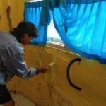 Anggota kelompok motor XTC dari Kecamatan Langensari secara sukarela menutup tulisan XTC dengan cat di dalam ruang kelas SD Negeri 3 Rejasasi Kota Banjar, baru-baru ini.