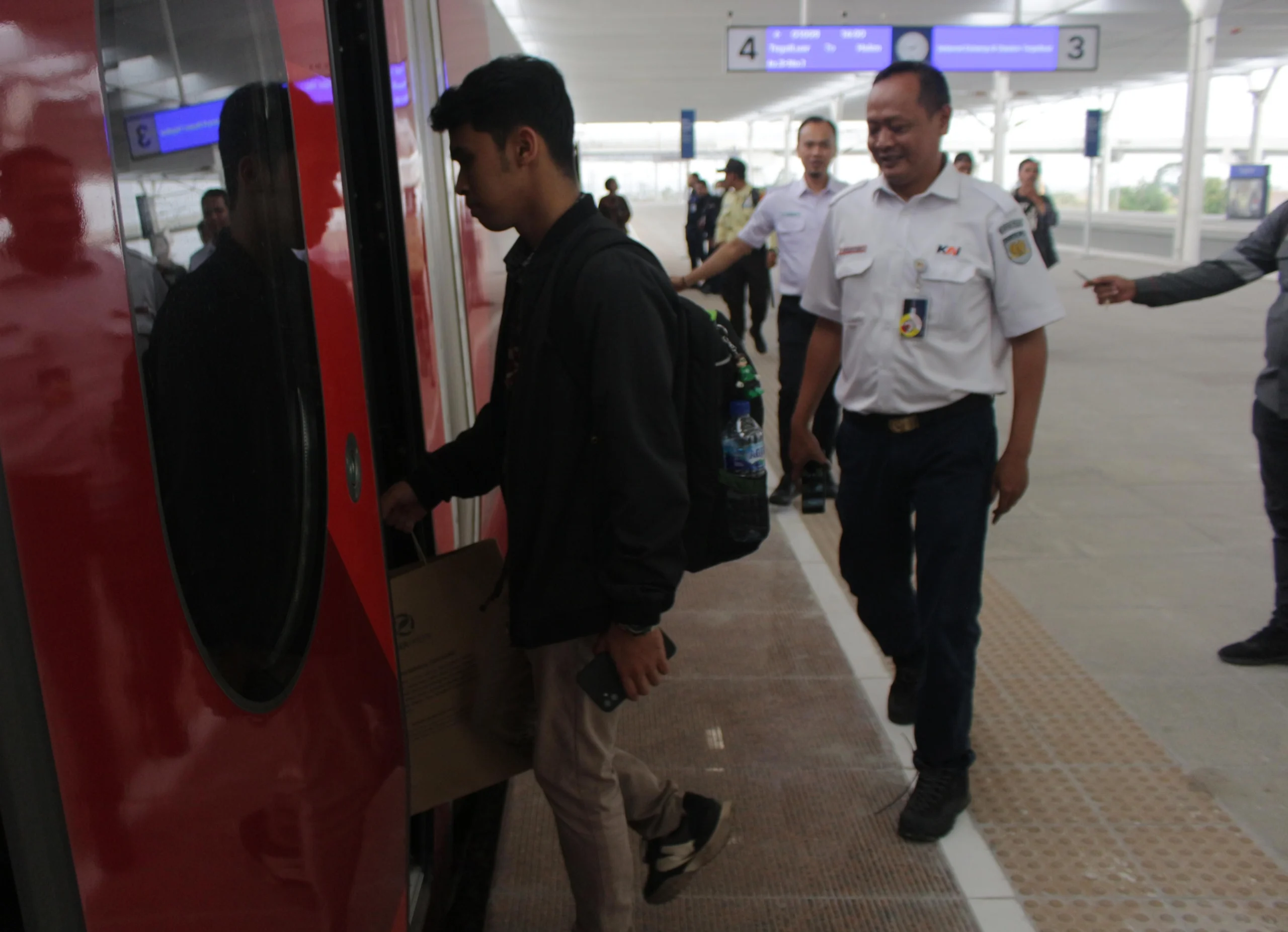 Calon penumpang Kereta Cepat Jakarta-Bandung di Stasiun Tegalluar, Kabupaten Bandung (Pandu Muslim/Jabar Ekspres)