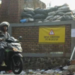 Terjadi penumpukan sampah di salah satu TPS sementara, di Kota Bandung. (Pandu/Jabarekspres)