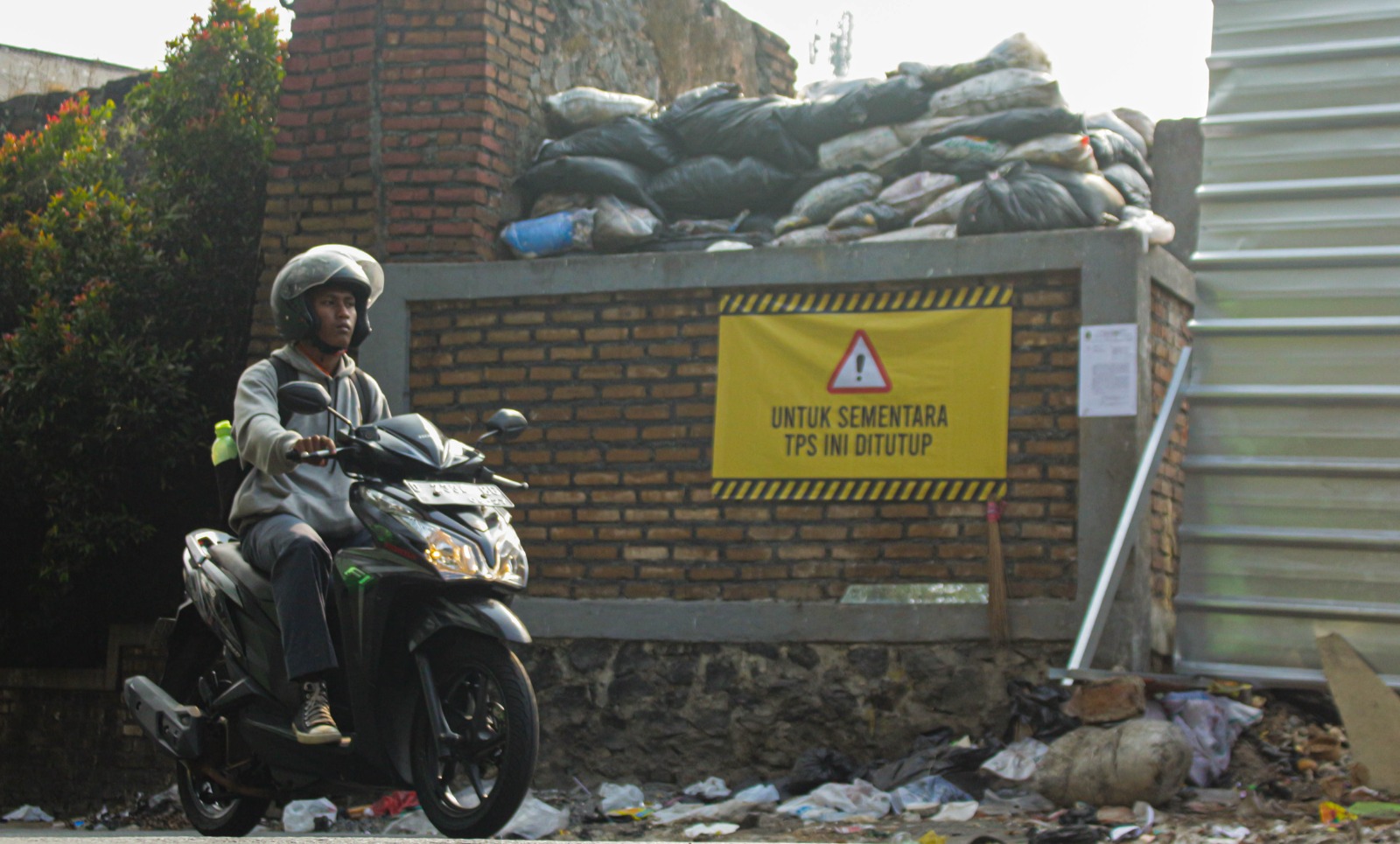 Terjadi penumpukan sampah di salah satu TPS sementara, di Kota Bandung. (Pandu/Jabarekspres)