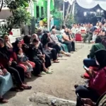 Suasana di rumah duka keluarga korban di Perumahan Graha Aradea, Desa Ciherang, Kecamatan Daramaga, Kabupaten Bogor, Sabtu (23/9) Malam. (Yudha Prananda / Jabar Ekspres)