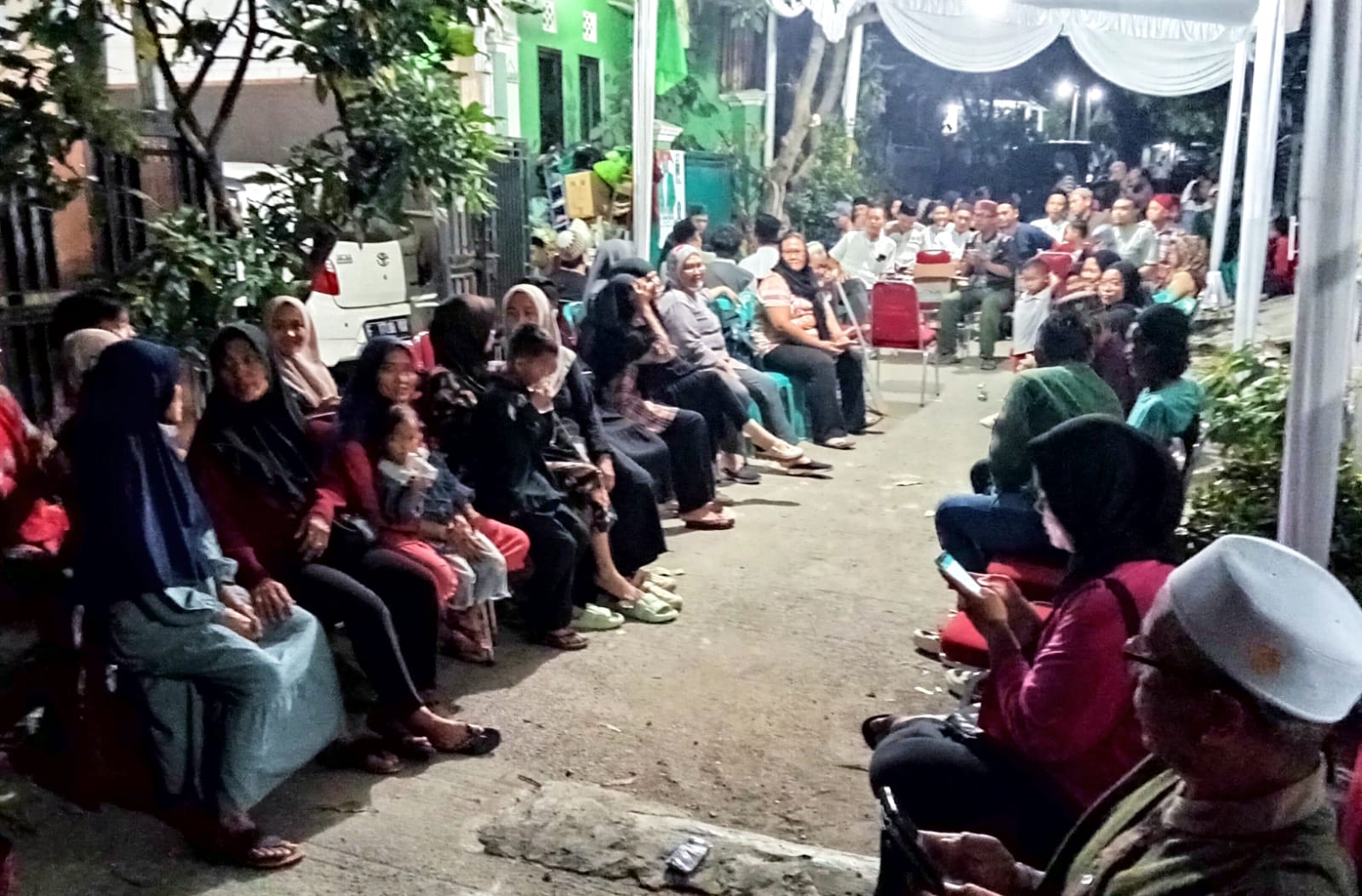 Suasana di rumah duka keluarga korban di Perumahan Graha Aradea, Desa Ciherang, Kecamatan Daramaga, Kabupaten Bogor, Sabtu (23/9) Malam. (Yudha Prananda / Jabar Ekspres)